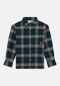 Grønn og grå rutete langermet skjorte med krage og brystlomme som har et brunt Timberland-logo merke.