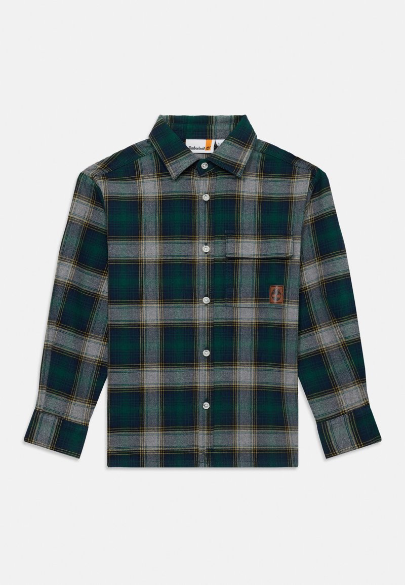 Grønn og grå rutete langermet skjorte med krage og brystlomme som har et brunt Timberland-logo merke.