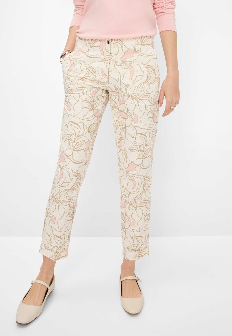 Pantalons de couleur claire avec des motifs floraux roses et des lignes beiges, dotés de poches latérales, d'une fermeture à bouton et d'une coupe droite.