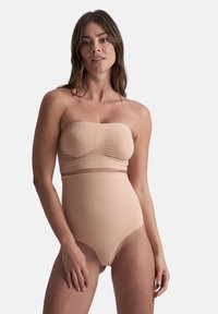 Body senza spalline imbottito in beige chiaro, con un design arricciato sul busto e vita alta per una silhouette liscia. Realizzato in materiale elastico.