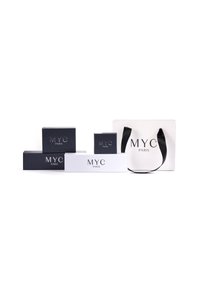 Verschiedene Kisten und eine Einkaufstasche in Weiß und Dunkelblau mit dem Logo "MYC PARIS". Die Kisten sind rechteckig mit glatten Oberflächen und einem minimalistischen Design.