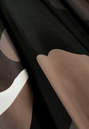 Tyget har ett kamouflage-mönster i nyanser av brunt, svart och off-white, med en slät textur och mjuk drapering.