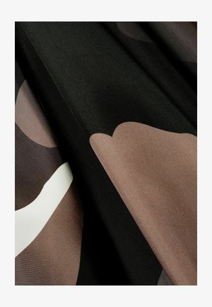 Két színű, barna, fekete és világosbarna árnyalatú terepmintázatú szövet, sima textúrával és lágy eséssel.