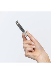 Coupe-ongles en acier inoxydable avec un design épuré et allongé. Dispose d'une lame tranchante, d'une gravure de logo et d'un manche arrondi pour une prise en main confortable.