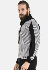 Schwarzer und weißer Kapuzenpullover mit strukturiertem Vorderteil, gestreiften Ärmeln und geripptem Saum. Verfügt über verstellbare Kordeln und ein Logo-Patch.