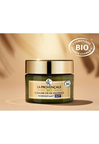 Bocal en verre vert avec un couvercle doré étiqueté "La Provençale Bio Redensifiant Nuit," avec un logo circulaire de certification bio.