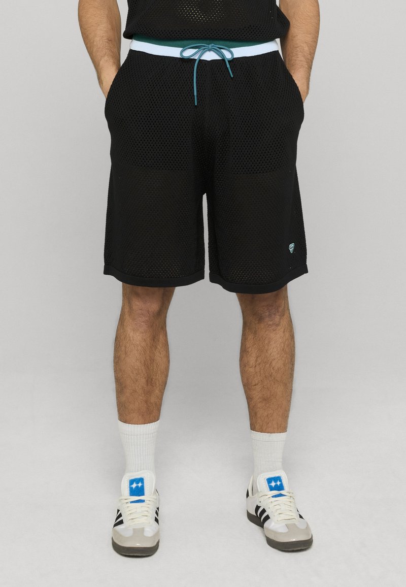 Shorts de sport en mesh noir avec un cordon de serrage contrastant blanc et turquoise, dotés de poches latérales et d'un petit logo près de l'ourlet.