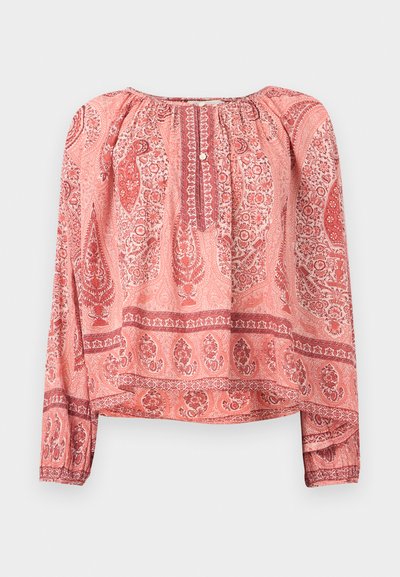Blouse rose à manches longues avec motifs cachemire rouges et floraux, encolure froncée et patte de boutonnage à l'avant.