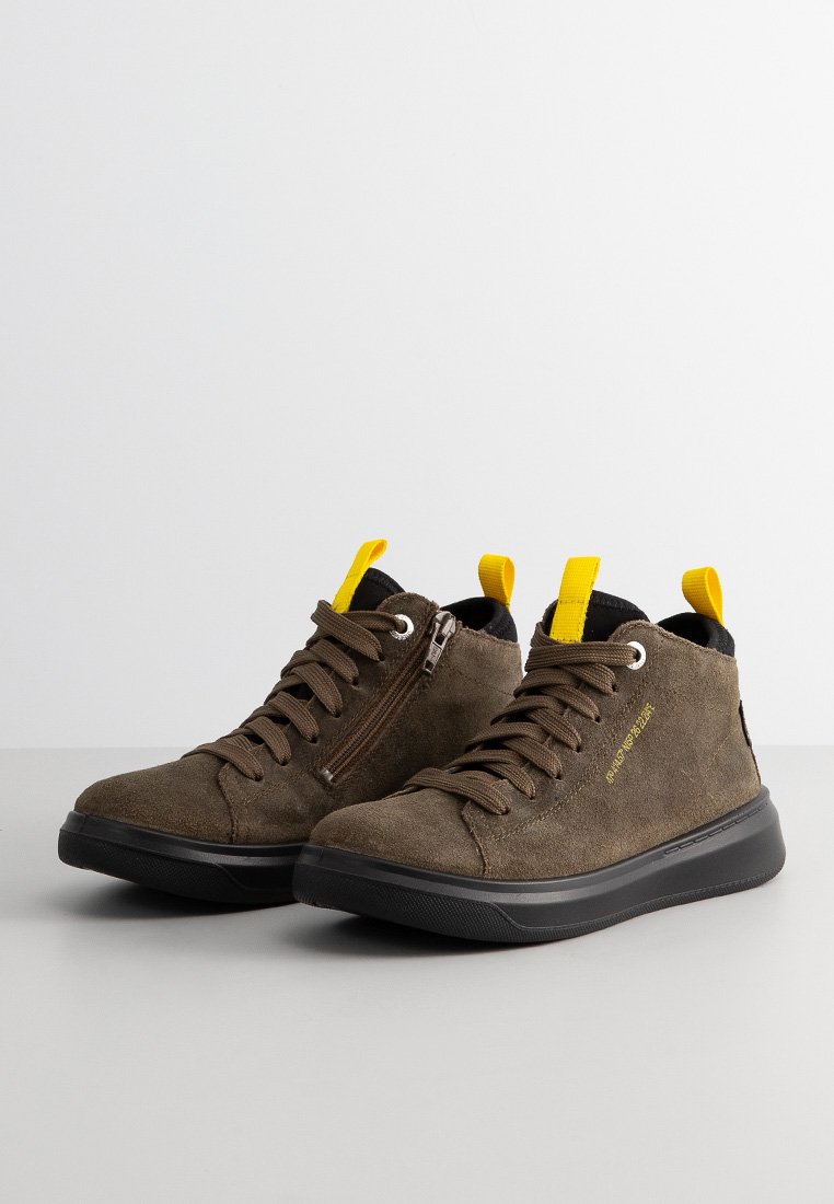 Braune Wildlederschuhe mit mittelhohem Schaft, schwarzen Gummisohlen, gelben Ziehschlaufen und seitlichem Reißverschluss; mit runder Zehenform und Schnürdesign.