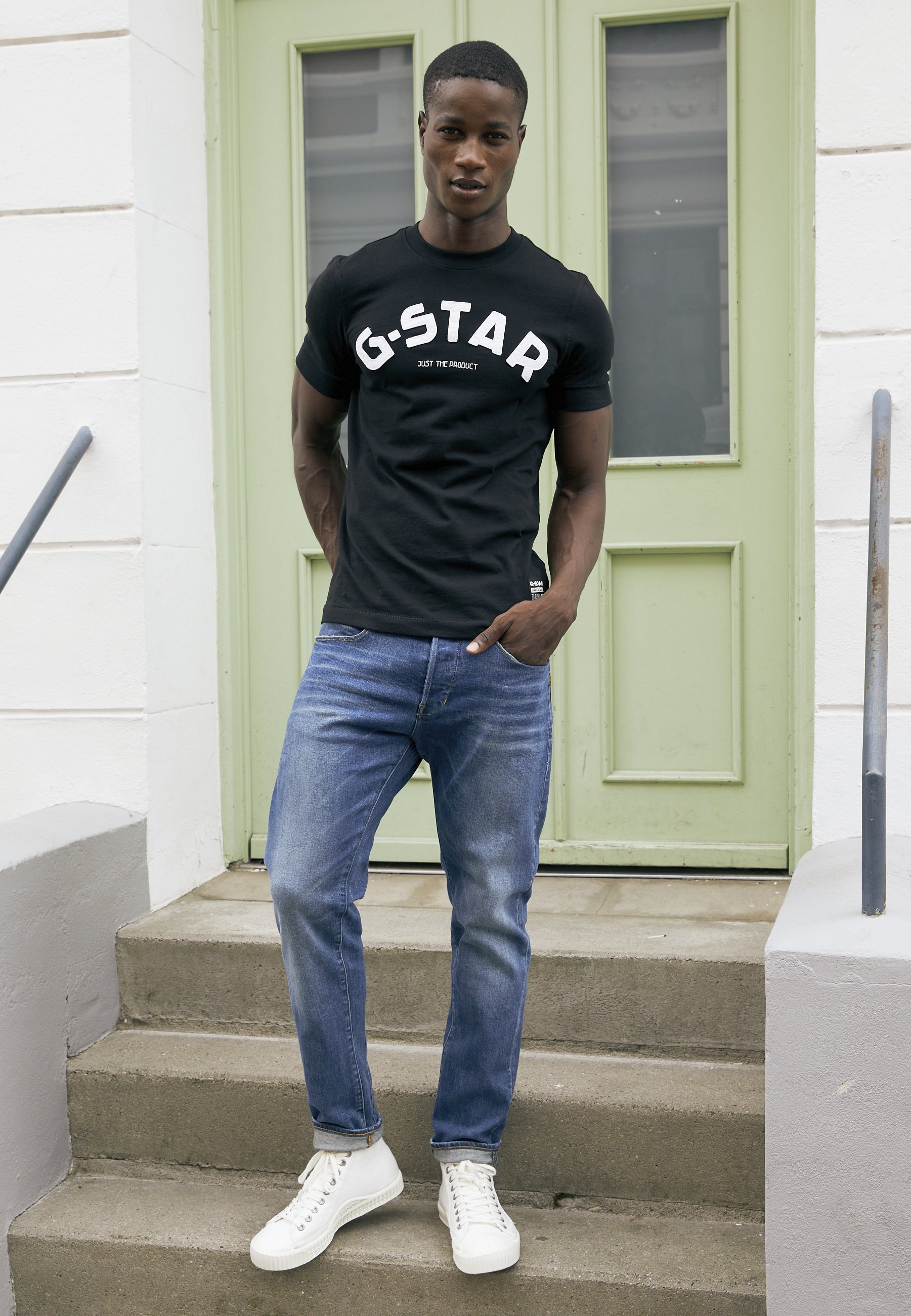 relaxed tapered fit jeans