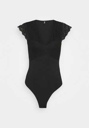 Schwarzer figurbetonter Body mit Spitzen-Cap-Ärmeln und Spitzen-Details auf Brust und Schultern, vor einem schlichten weißen Hintergrund.
