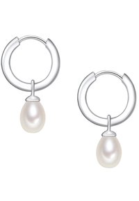 Silberne Creolen mit einem glatten, kreisförmigen Design und einem einzelnen, tropfenförmigen weißen Perlenakzent.