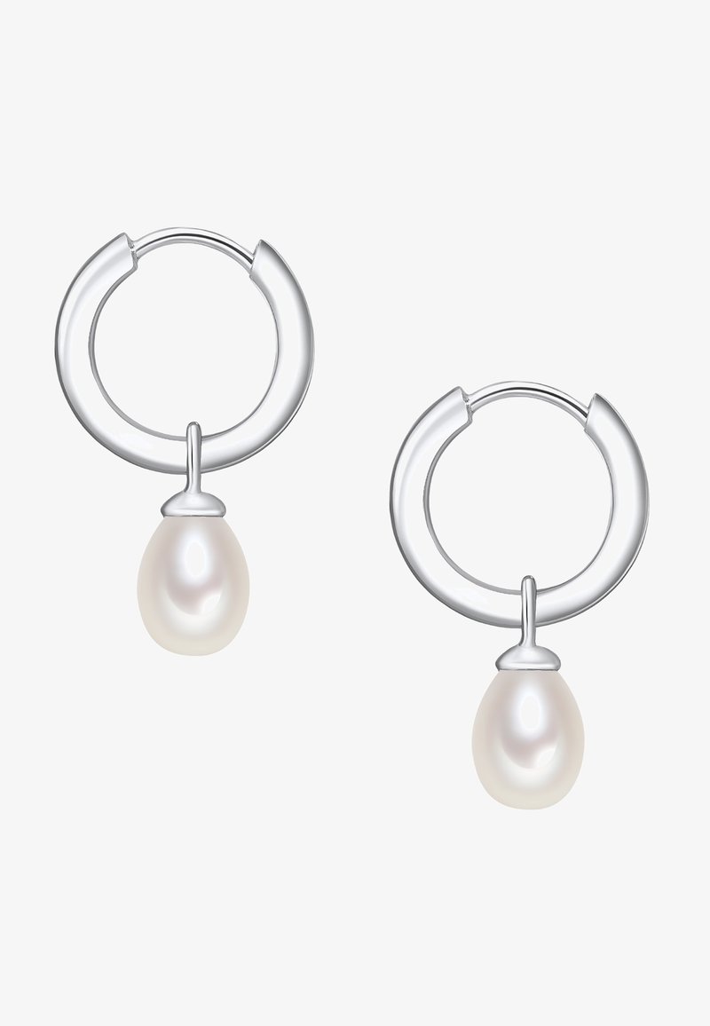 Silberne Creolen mit einem glatten, kreisförmigen Design und einem einzelnen, tropfenförmigen weißen Perlenakzent.