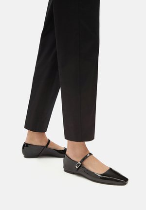 FLATS - Ballerine con cinturino - black