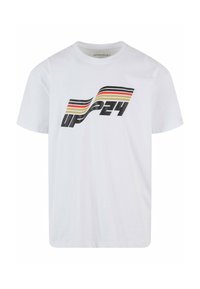 Hvit bomulls t-skjorte med et stilisert "UP24" logo med svart, rød, gul og grå striper over brystet. Korte ermer, standard passform.