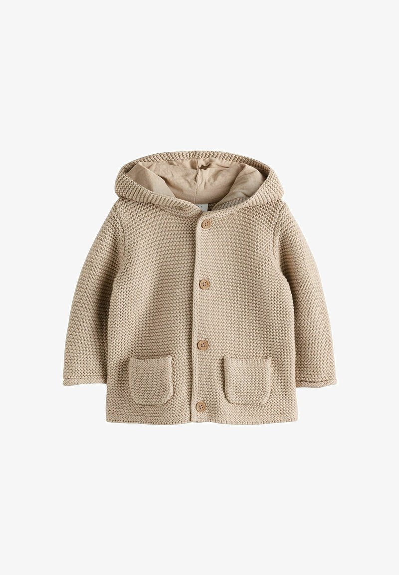 Cardigan bébé tricoté beige avec capuche, boutons en bois sur le devant et deux poches avant.