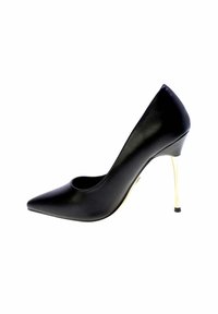 Scarpa nera con punta a stiletto ad alto tacco e finitura liscia, accompagnata da un sottile tacco dorato metallico.