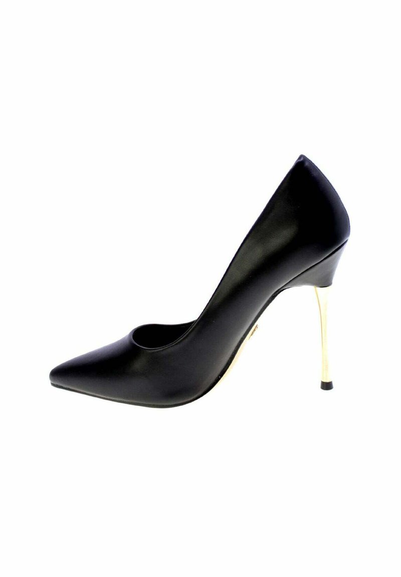 Scarpa nera con punta a stiletto ad alto tacco e finitura liscia, accompagnata da un sottile tacco dorato metallico.