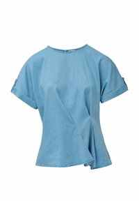 Top corto a maniche corte di colore azzurro, realizzato in denim, con scollatura rotonda, design asimmetrico e finiture a risvolto sulle maniche.