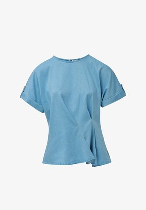 Helles, blaugraues kurzärmliges Oberteil aus Denim mit rundem Halsausschnitt, asymmetrischem Design und umgeschlagenen Ärmelbündchen.