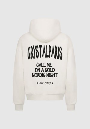 Bílá mikina s kapucí a přední kapsou, na zadní straně s černým textem: "CRYSTALPARIS CALL ME ON A COLD NORDIC NIGHT + 00 (33) 1."