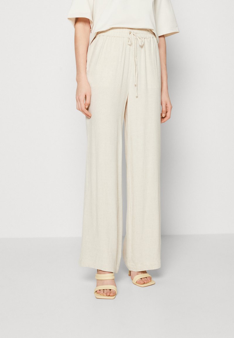 Selected Femme SLFVIVA GULIA LONG - Stoffhose - sandshell/offwhite ...