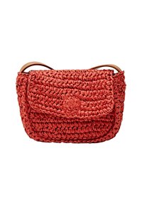 Borsa intrecciata rossa con finitura testurizzata, dotata di chiusura a patta e manico in pelle. Dettaglio del logo rotondo sul davanti. Forma compatta e rettangolare.