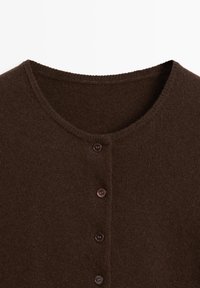 Cardigan marron à col rond avec boutons, fabriqué en tissu tricoté doux avec quatre boutons assortis sur le devant.