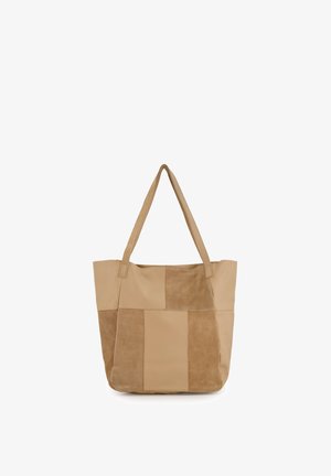 Beige taske med patchworkdesign, der indeholder glatte og ruskindspanele og dobbelte skulderstropper.