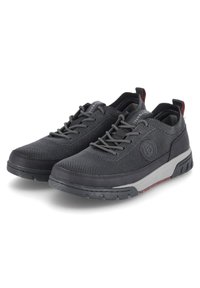 Schwarze Mesh-Sneaker mit grauen Schnürsenkeln, rundem Logodetail, strukturiertem Obermaterial, gepolsteter Sohle und kontrastierenden Akzenten in Grau und Rot.