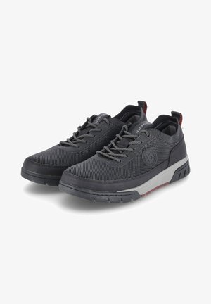 Schwarze Mesh-Sneaker mit grauen Schnürsenkeln, rundem Logodetail, strukturiertem Obermaterial, gepolsteter Sohle und kontrastierenden Akzenten in Grau und Rot.