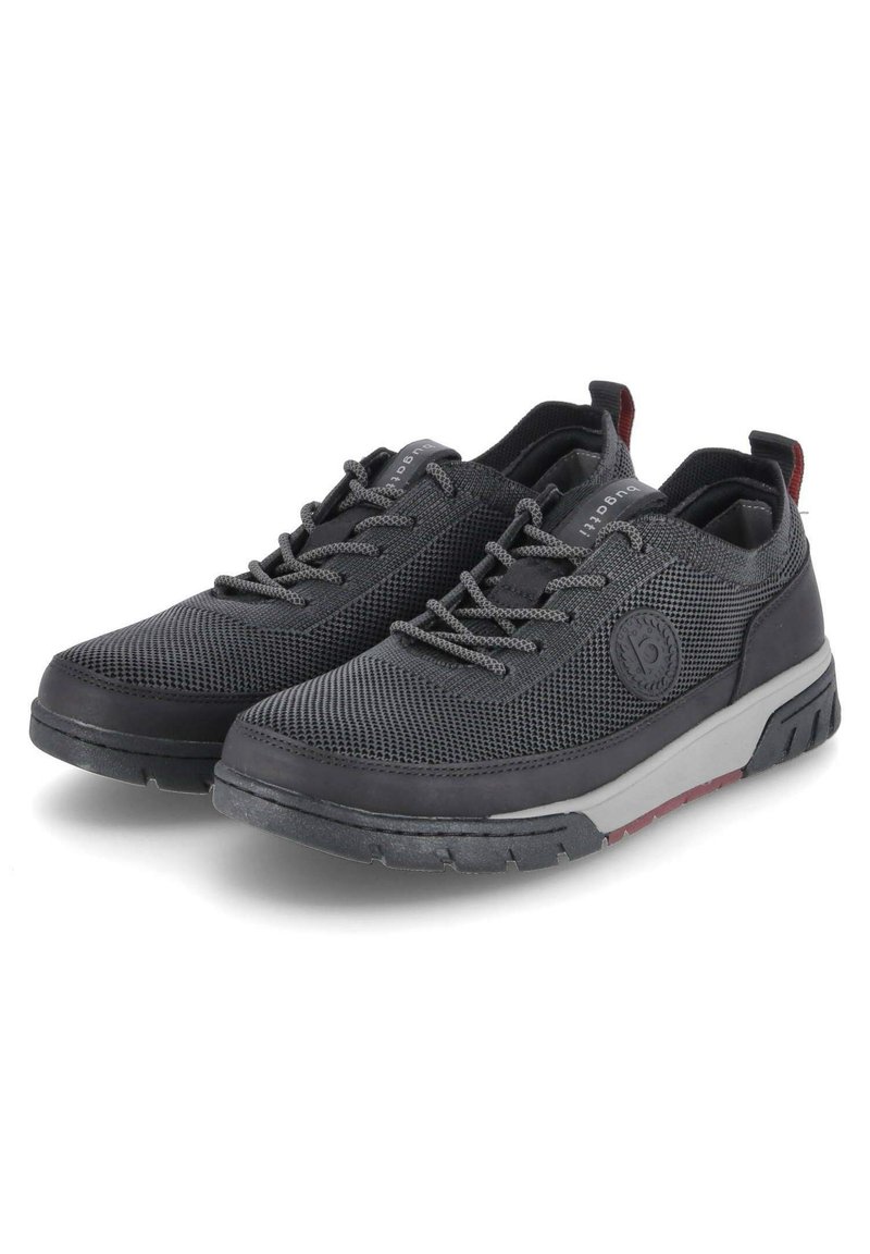 Schwarze Mesh-Sneaker mit grauen Schnürsenkeln, rundem Logodetail, strukturiertem Obermaterial, gepolsteter Sohle und kontrastierenden Akzenten in Grau und Rot.