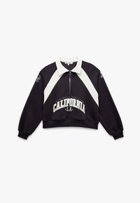 Lyhyt verryttelypaita, joka on valmistettu mustasta kankaasta, jossa on valkoinen kaulus. Varustettu keskellä olevalla vetoketjulla, suurella "California" -painatuksella sekä erottuvilla sivupaneeleilla.