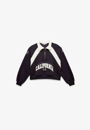 Kürzer geschnittenes Sweatshirt aus schwarzem Stoff mit einem weißen Kragen. Es verfügt über einen zentralen Reißverschluss, einen großen "California"-Druck und kontrastierende Seitenpaneele.