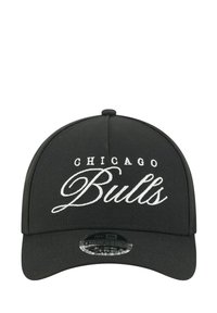 Schwarze Baseballmütze mit gebogenem Schirm, auf der Vorderseite mit weißem, gesticktem Text "CHICAGO Bulls" versehen, im taillierten Stil gestaltet.