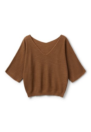 Brązowy sweter dziergany z szerokimi rękawami do trzy czwarte i głębokim dekoltem w kształcie litery V na białym tle.