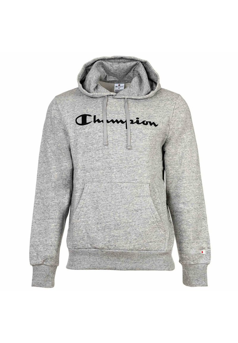 Sudadera gris de tejido suave, con un bolsillo frontal tipo canguro, capucha con cordón y el logo negro de "Champion" en el pecho.