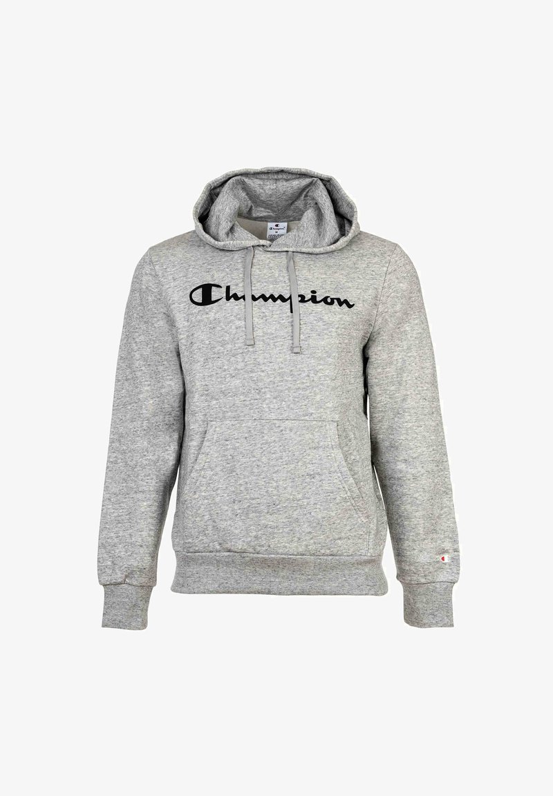 Sudadera gris de tejido suave, con un bolsillo frontal tipo canguro, capucha con cordón y el logo negro de "Champion" en el pecho.