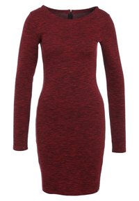 Robe rouge à manches longues avec une silhouette ajustée, tissu texturé et fermeture éclair dans le dos. Présente un col rond et un motif côtelé.