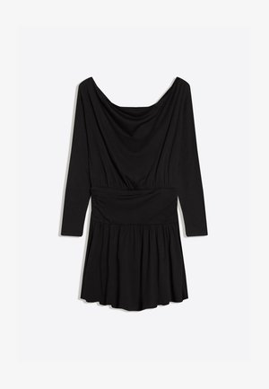 Fekete hosszú ujjú ruha széles csuklya nyakkivágással, karcsúsított derékkal és bővülő szoknyával, fehér háttéren.