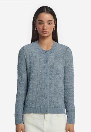 Cardigan bleu clair avec un motif géométrique texturé, col rond, fermeture à boutons sur le devant, et poignets et ourlet côtelés.