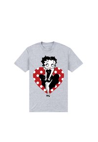 Grå t-shirt med en sort-hvid illustration af en karakter i en sort kjole, indrammet af et rødt hjerte med hvide prikker.