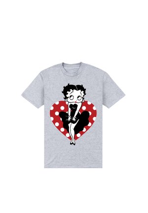 Grå t-shirt med en sort-hvid illustration af en karakter i en sort kjole, indrammet af et rødt hjerte med hvide prikker.