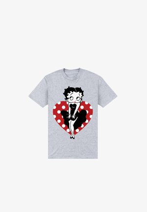 Grijze t-shirt met een zwart-wit illustratie van een personage in een zwarte jurk, omringd door een rood hart met witte stippen.