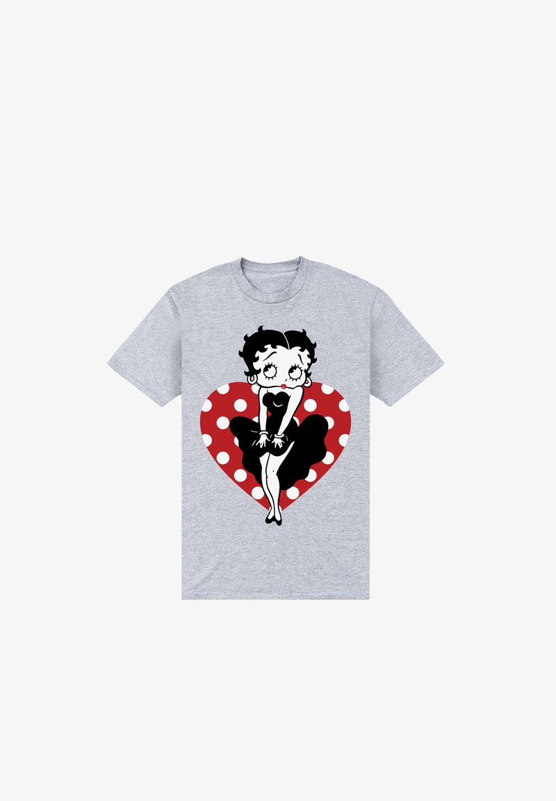 Grå t-shirt med en sort-hvid illustration af en karakter i en sort kjole, indrammet af et rødt hjerte med hvide prikker.