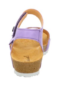 Paarse leren sandaal met een kurken zool, verstelbare band en een textuur aan het voetbed. Voorzien van een achterriem voor ondersteuning en grip.