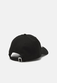 Schwarze Baseballmütze aus Baumwolle, mit gebogenem Schild, verstellbarem Riemen hinten und Belüftungsöffnungen.
