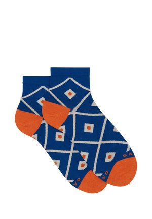 Calze alla caviglia in cotone blu con dettagli arancioni, caratterizzate da un motivo geometrico di diamanti e quadrati in bianco e arancione.