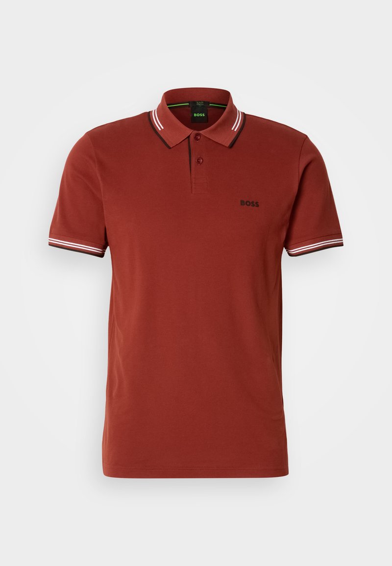 Chemise polo rouge en coton à manches courtes, dotée d'une patte de boutonnage à trois boutons, d'un logo noir et d'accents rayés sur le col et les manches.