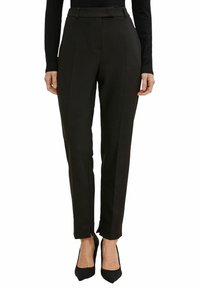 Pantalons noirs ajustés avec une coupe slim, présentant un design à jambe droite, des poches latérales et des détails de fente subtils à l'ourlet.